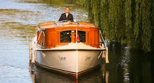 Salonboot-door-de-Amsterdamse-grachten
